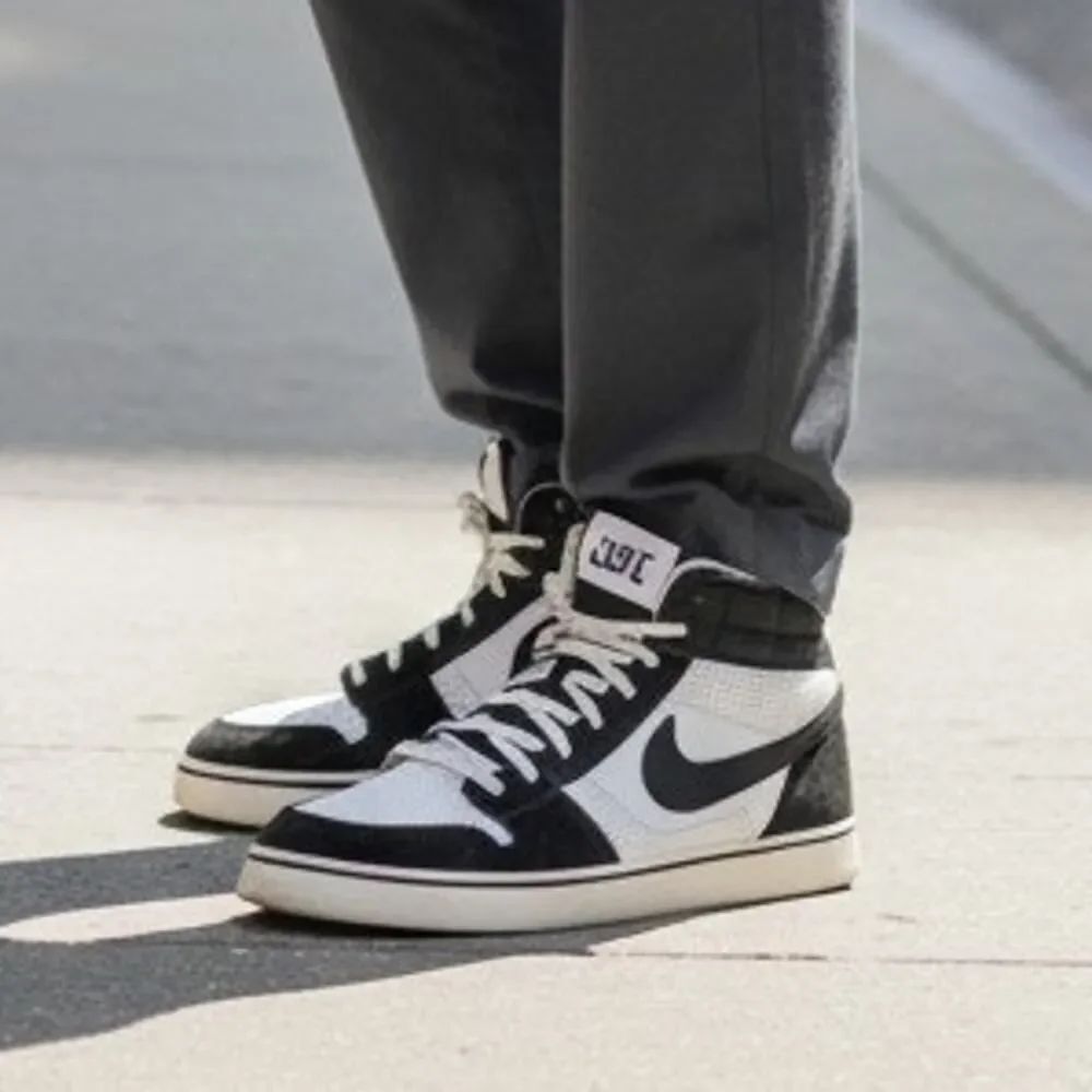 Nike Ruckus Men's Black & White Mid Sneakers - Size 11.5